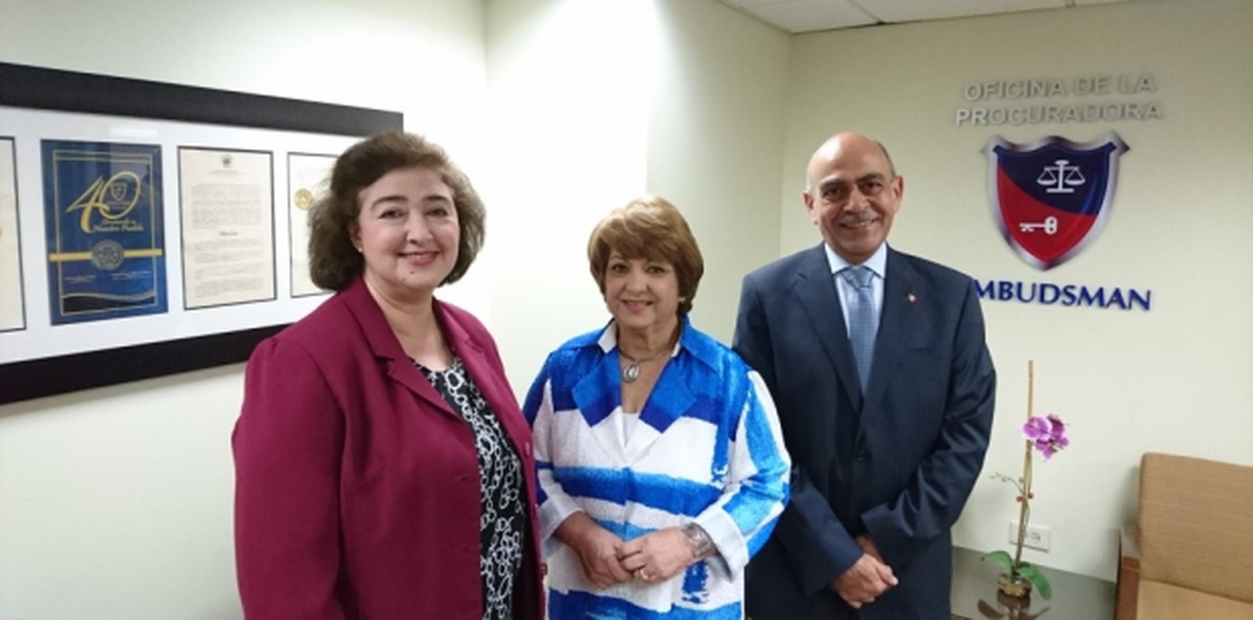 Beatriz Navarro Parada (Cónsul adscrita), ombudsman Iris Miriam Ruiz y cónsul de México Héctor Dávalos.
 (Suministrada)