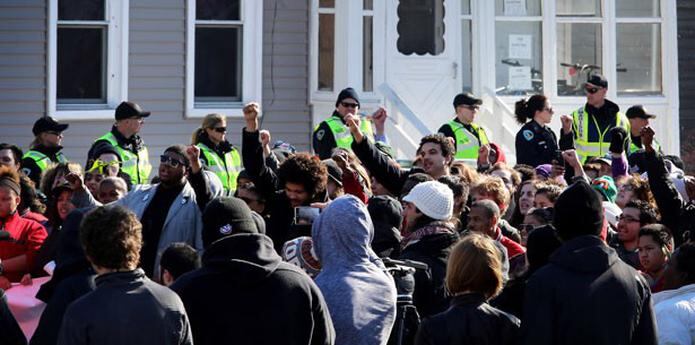 Varias decenas de manifestantes se congregaron afuera del cuartel de la policía portando pancartas y coreando la consigna "Las vidas de negros importan". (AP Photo/Wisconsin State Journal, John Hart)
