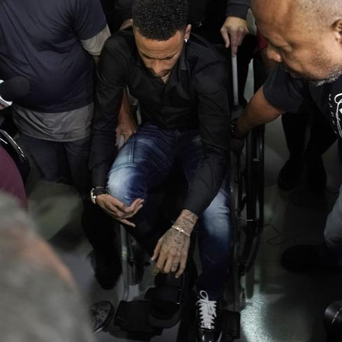 Neymar se defiende con muletas y en silla de ruedas