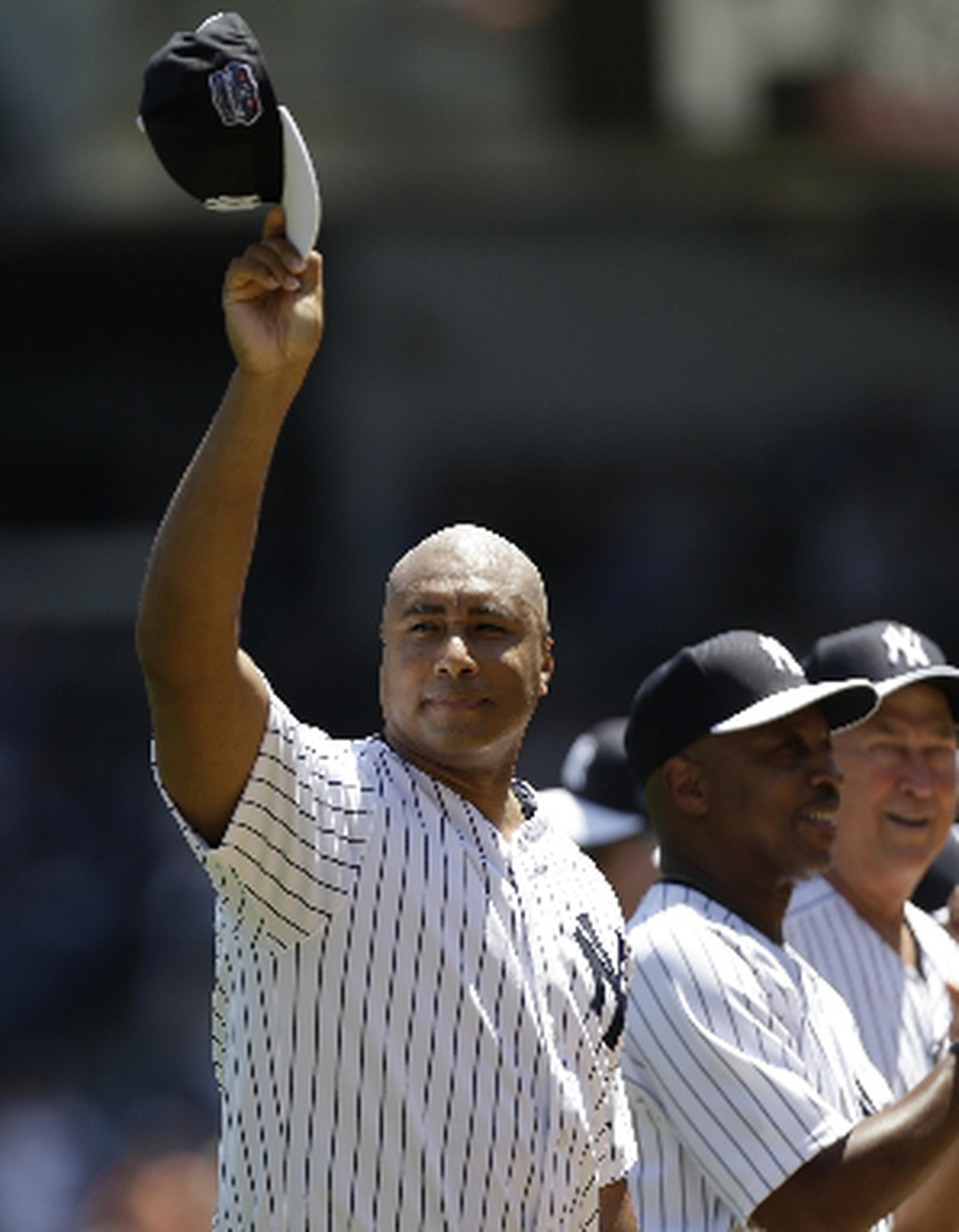 El puertorriqueño Bernie Williams fue el más aplaudido de los ex jugadores de los Mulos del Bronx. AP / Kathy Willens