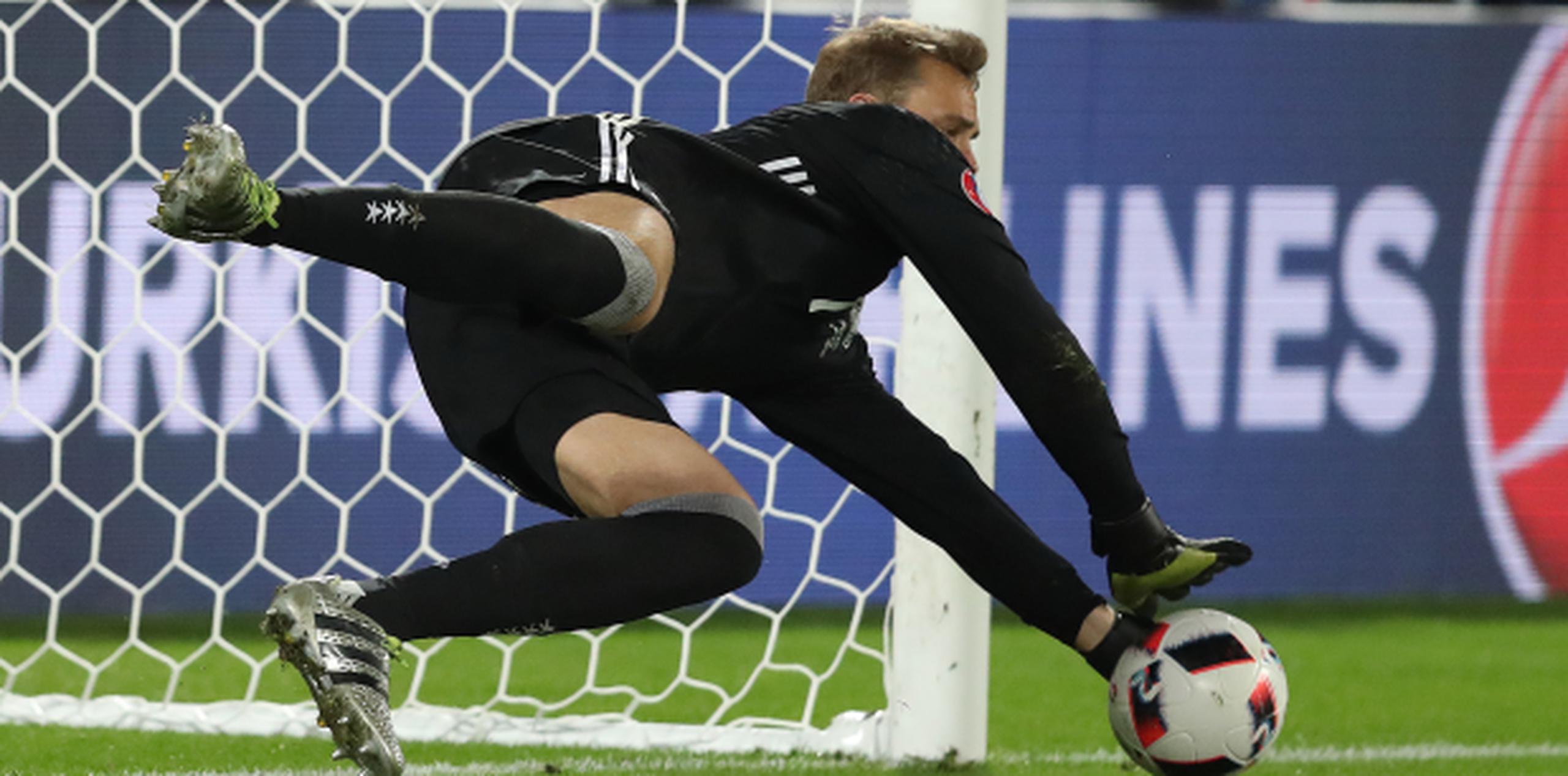 El portero alemán Manuel Neuer ataja el penal de Matteo Darmian para dar paso al disparo de su compañero de equipo Jonas Hector que terminó sellando el pase de Alemania a las semifinales de la Eurocopa.   (AP/Thanassis Stavrakis)
