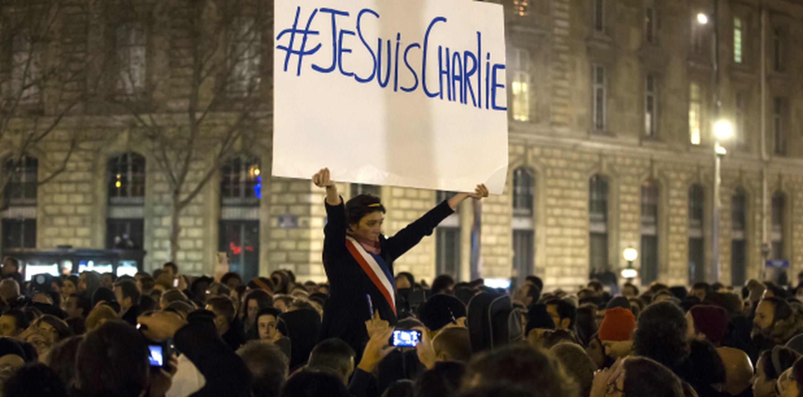 En internet, la declaración "Je Suis Charlie" (Yo Soy Charlie o I am Charlie) reemplazó fotografías de perfil en Facebook, mientras usuarios en Twitter mostraban el lema. En la foto, manifestación en la Place de la Republique en el este de París. (EFE)