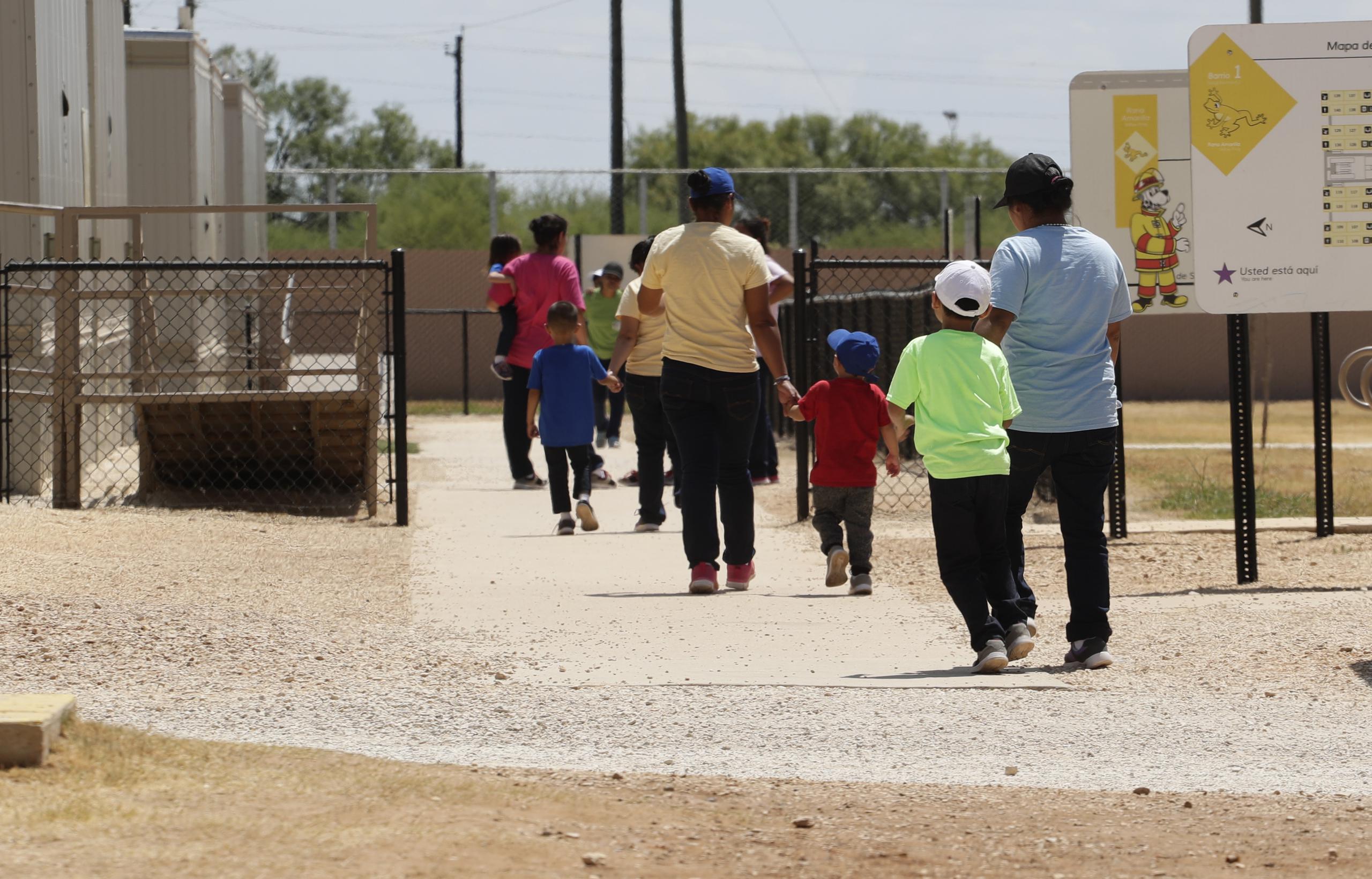 En el centro de detención en Dilley, Texas, una niña de 3 años y un niño de 11 ya van a tener un año detenidos junto con sus padres.