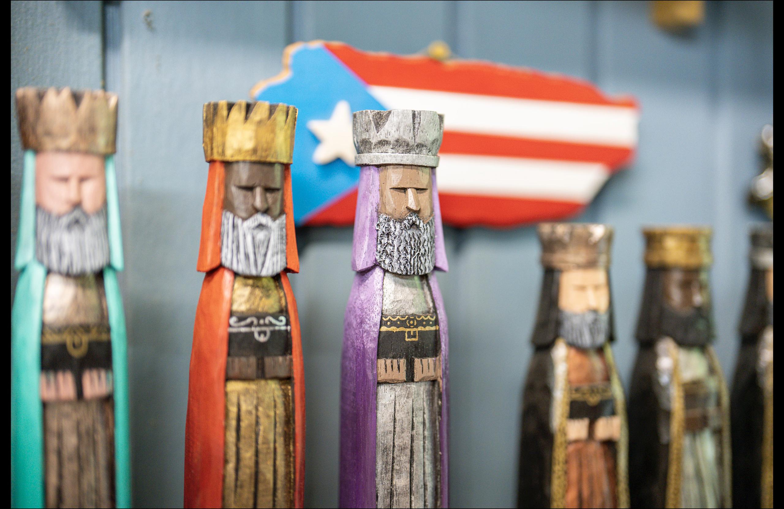 Trabaja con la higuera y con distintos tipos de madera para tallar Reyes Magos, santos, banderas, vejigantes, instrumentos taínos, entre otras artesanías