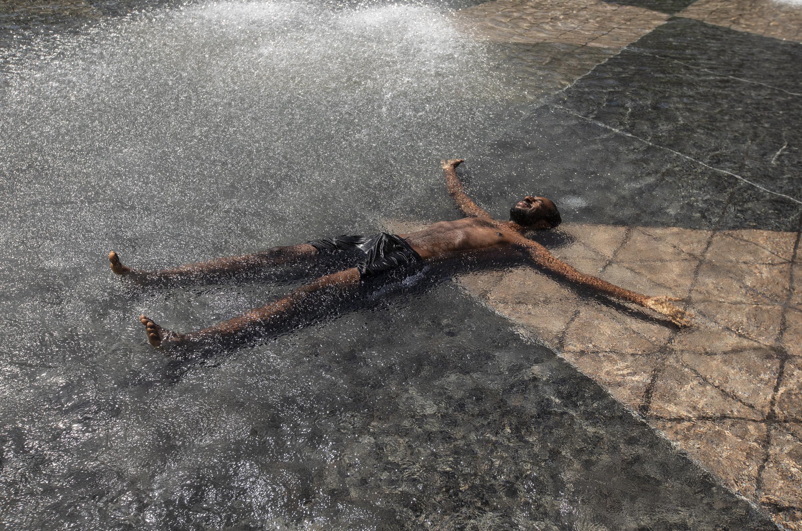 Kais Bothe se relaja en una piscina municipal en medio de una temperatura ambiente de 37 grados Celsius, en Edmonton, Canadá.
