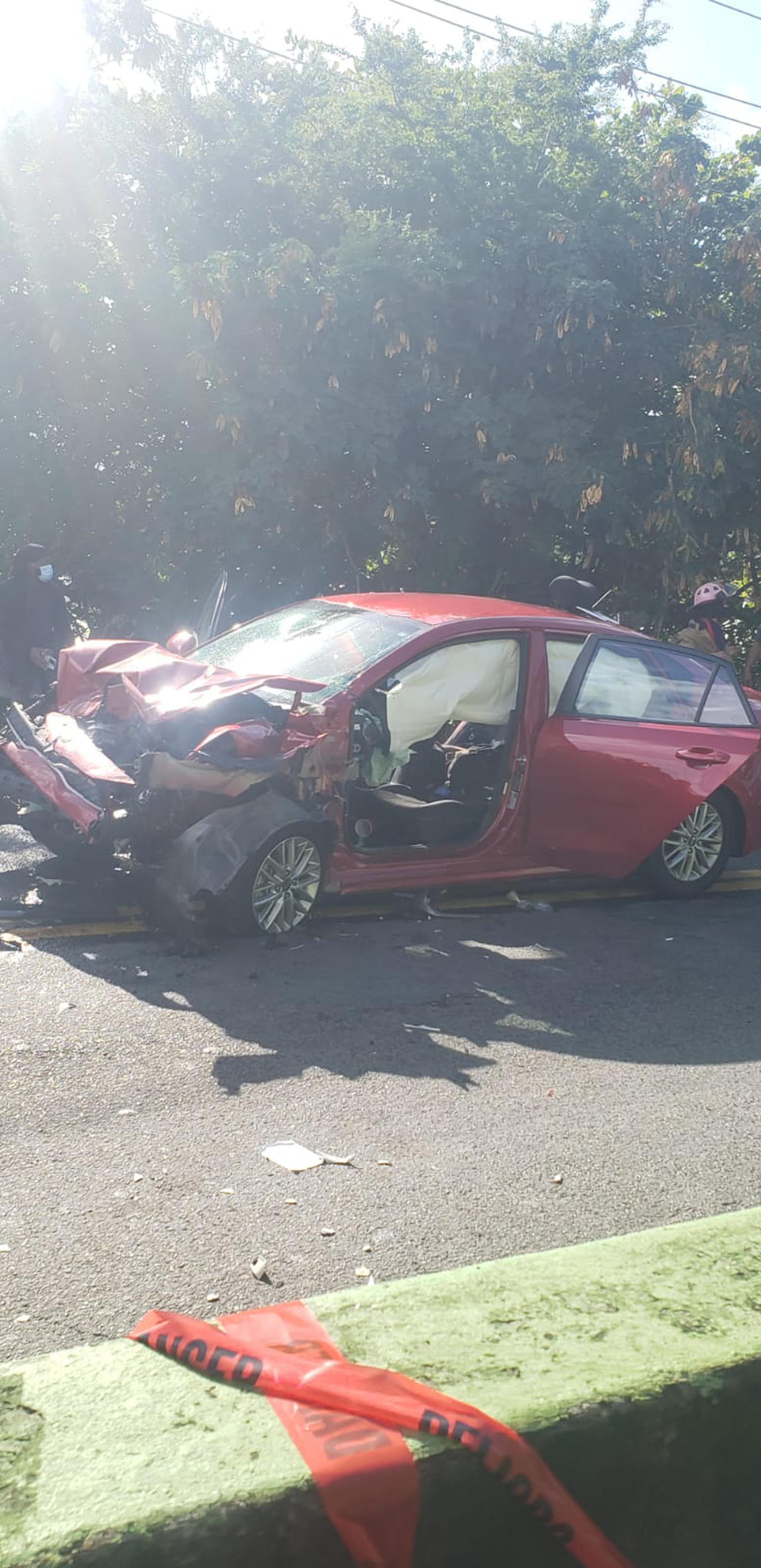 Los dos ocupantes de una camioneta  murieron y el conductor del auto marca Kia Rio, resultó herido de gravedad, al chocar de frente en el kilómetro 4.6 de la carretera PR-187, en Piñones.