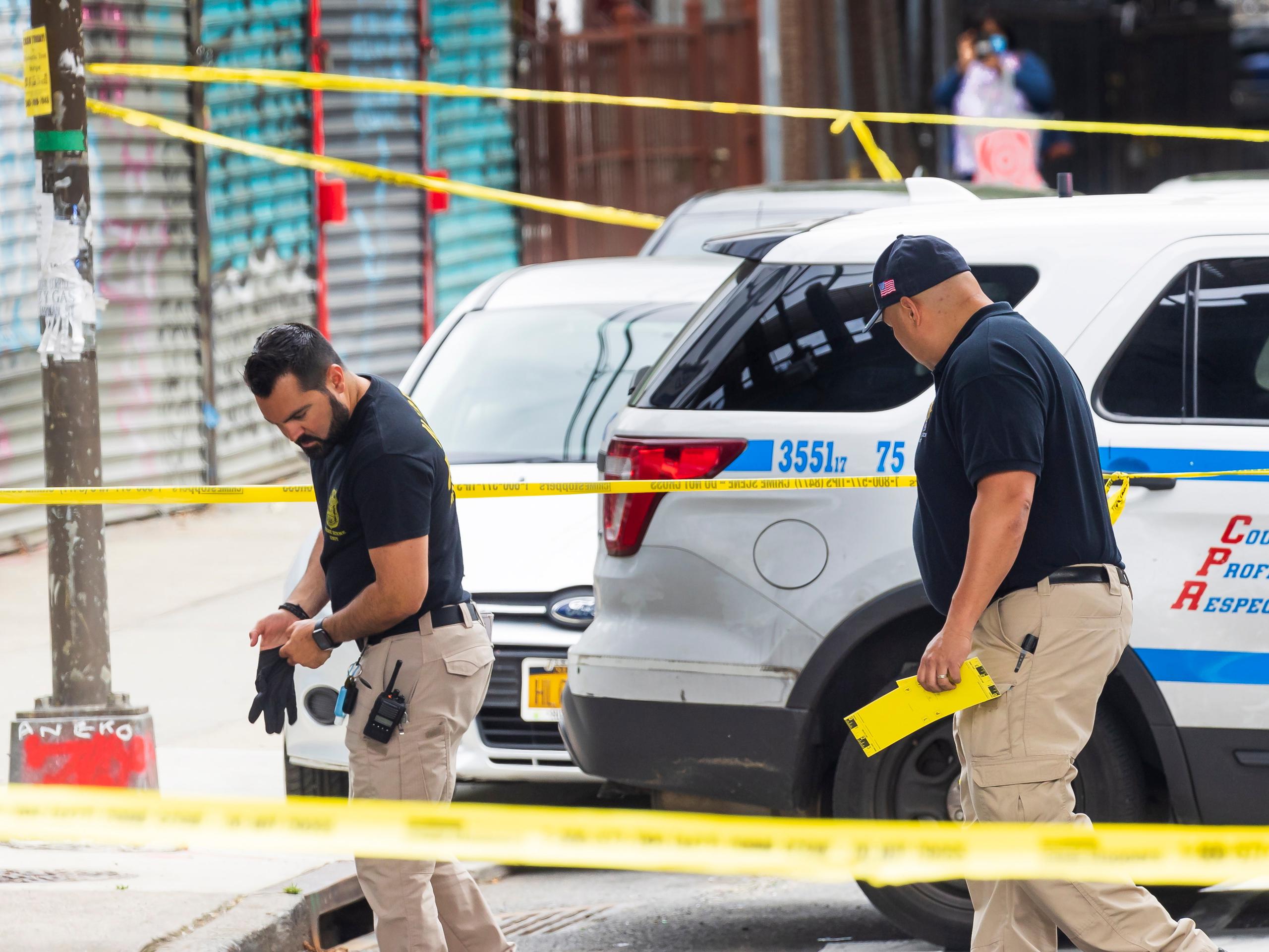 Según fuentes policiales citadas por el New York Post, de los 8 heridos, 3 fueron por balas perdidas cundo dos grupos comenzaron a dispararse entre sí después de una disputa en el Alto Manhattan.