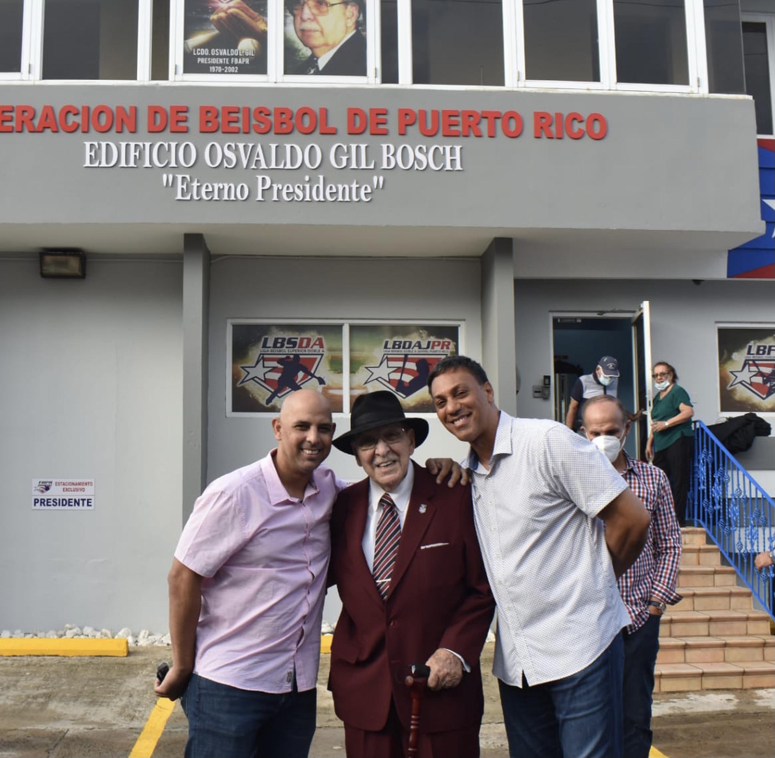 Alex Cora y Juan "Igor" González, respectivamente a la izquierda y derecha en la foto, posan junto al Lic. Osvaldo Gil Bosch frente al edificio que alberga la Federación de Béisbol de Puerto Rico y que quedó bautizado a su nombre este pasado sábado.