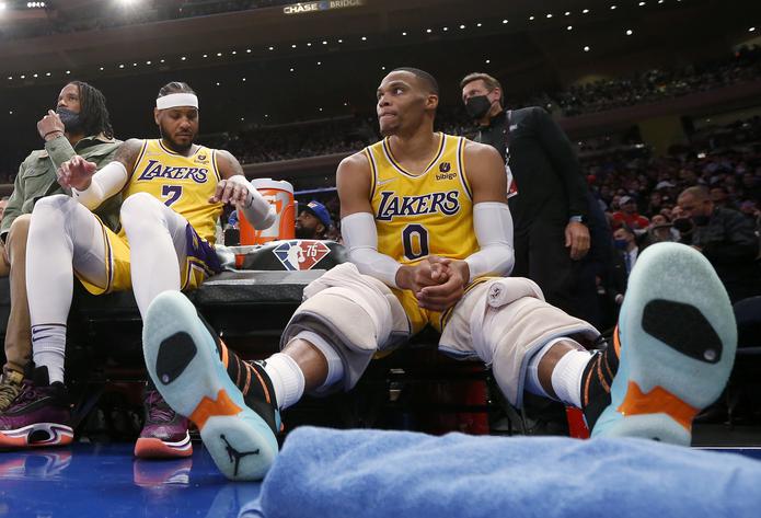 Russell Westbrook (0) muestra frustración en su rostro mientras descansa junto a Carmelo Anthony durante el desafío del martes en el que sus Lakers cayeron 106-100 ante los Knicks de Nueva York.