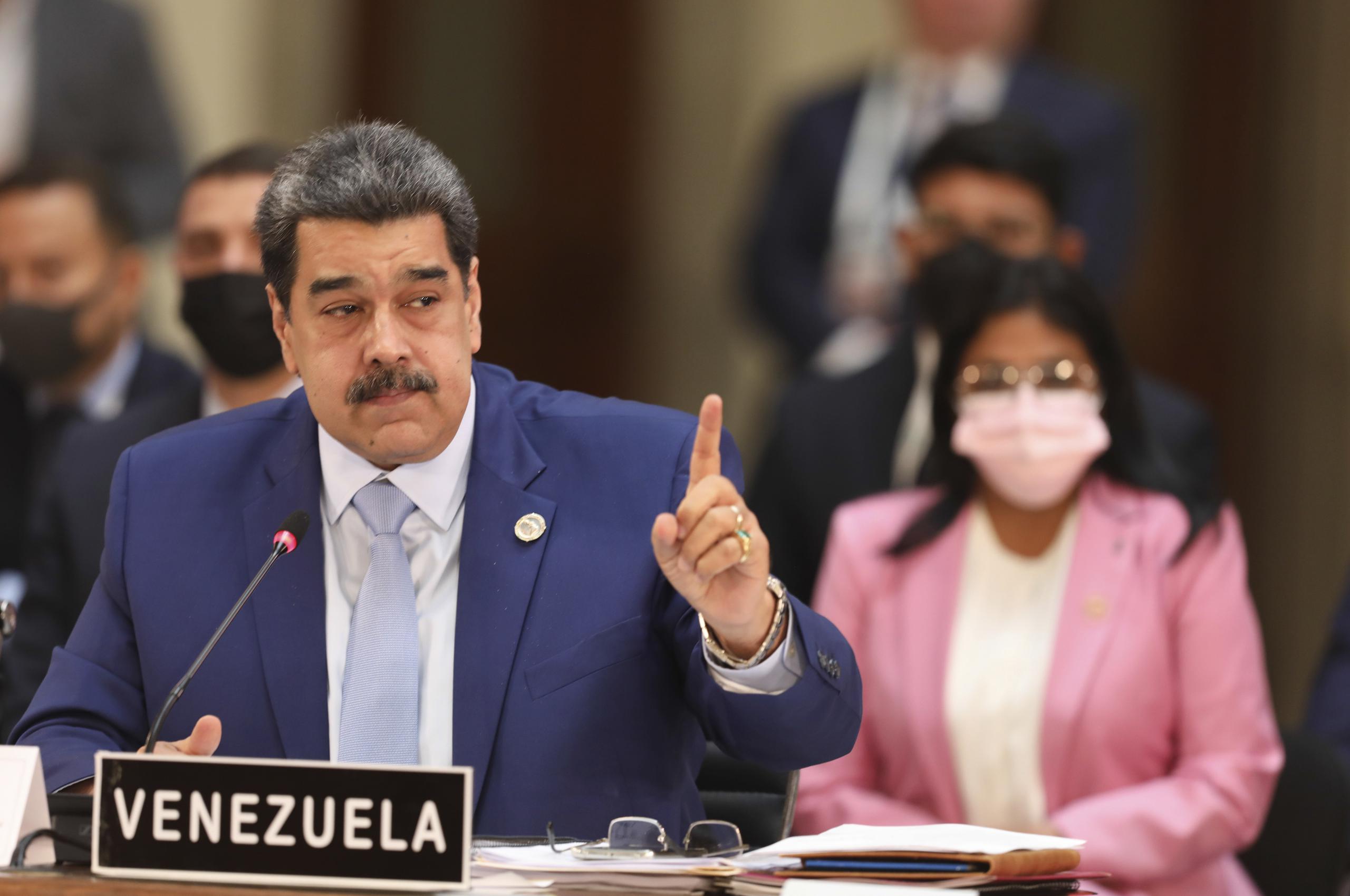El presidente de Venezuela ha convocado un referéndum en el que le pide al pueblo respaldar el reclamo de que los terrenos al oeste del río Esequibo, ricos en petróleo y que están bajo el control de Guyana, pertenecen a Venezuela.