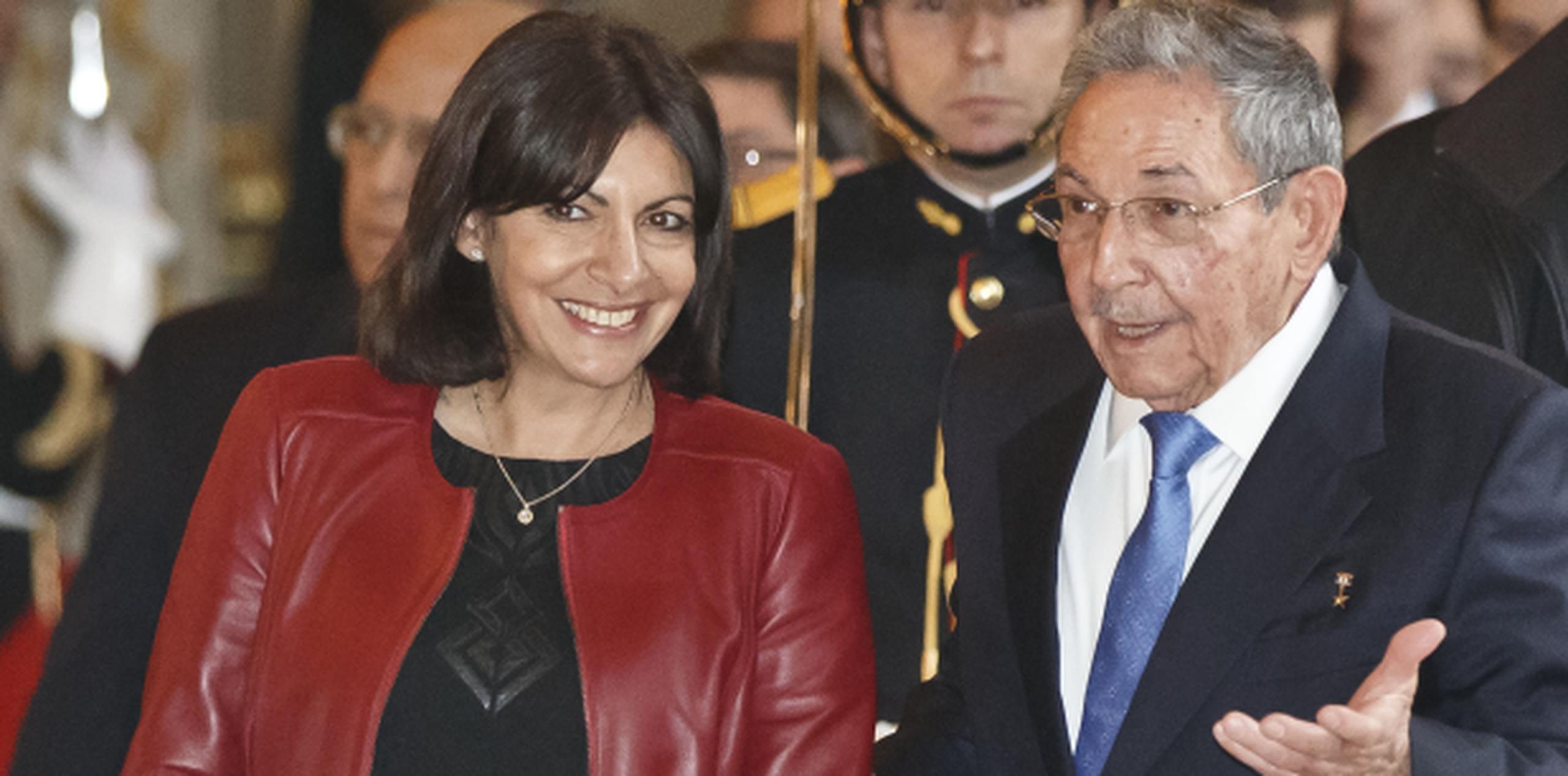 Raúl Castro, aquí con la alcaldesa de París en su visita la semana pasada a Francia, cumplirá próximamente 85 años. (AP)