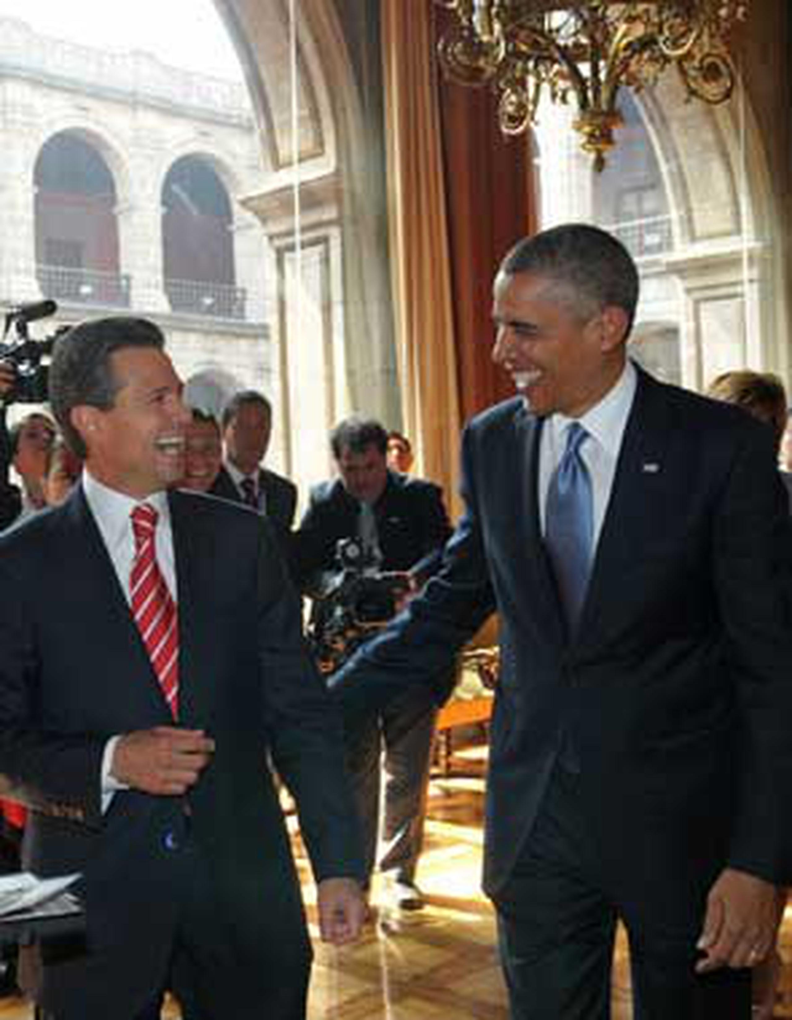El presidente de Estados Unidos, Barack Obama, se encuentra en México con el presidente Enrique Peña Nieto antes de partir hacia Costa Rica.  (EFE/Presidencia de México)