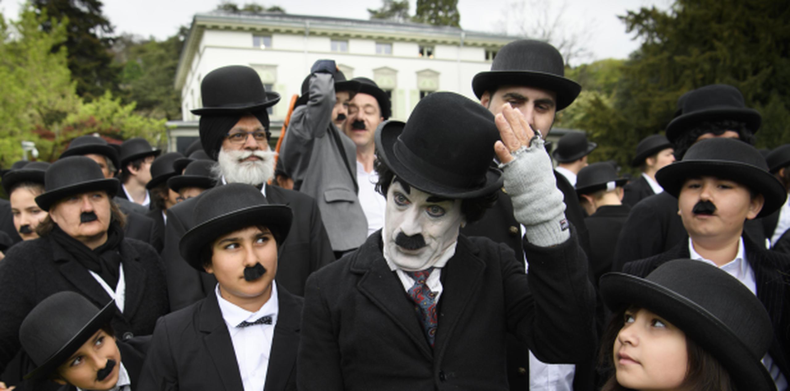 Unas 662 personas entre hombres, mujeres y niños visitaron disfrazados el otrora hogar de Chaplin, la Manoir de Ban, cerca del Lago Ginebra. (Archivo)