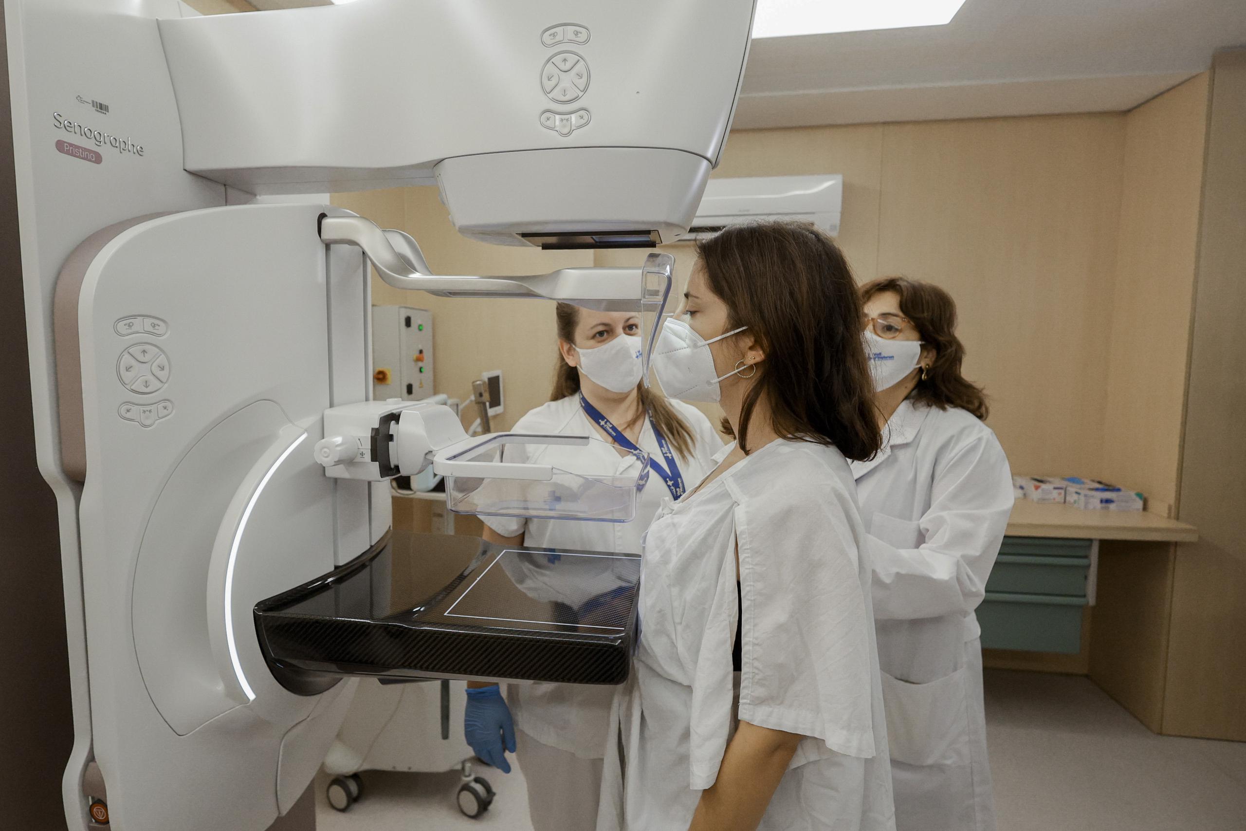 Tratamiento contra el cáncer en un hospital de Barcelona. Archivo EFE/ Quique García
