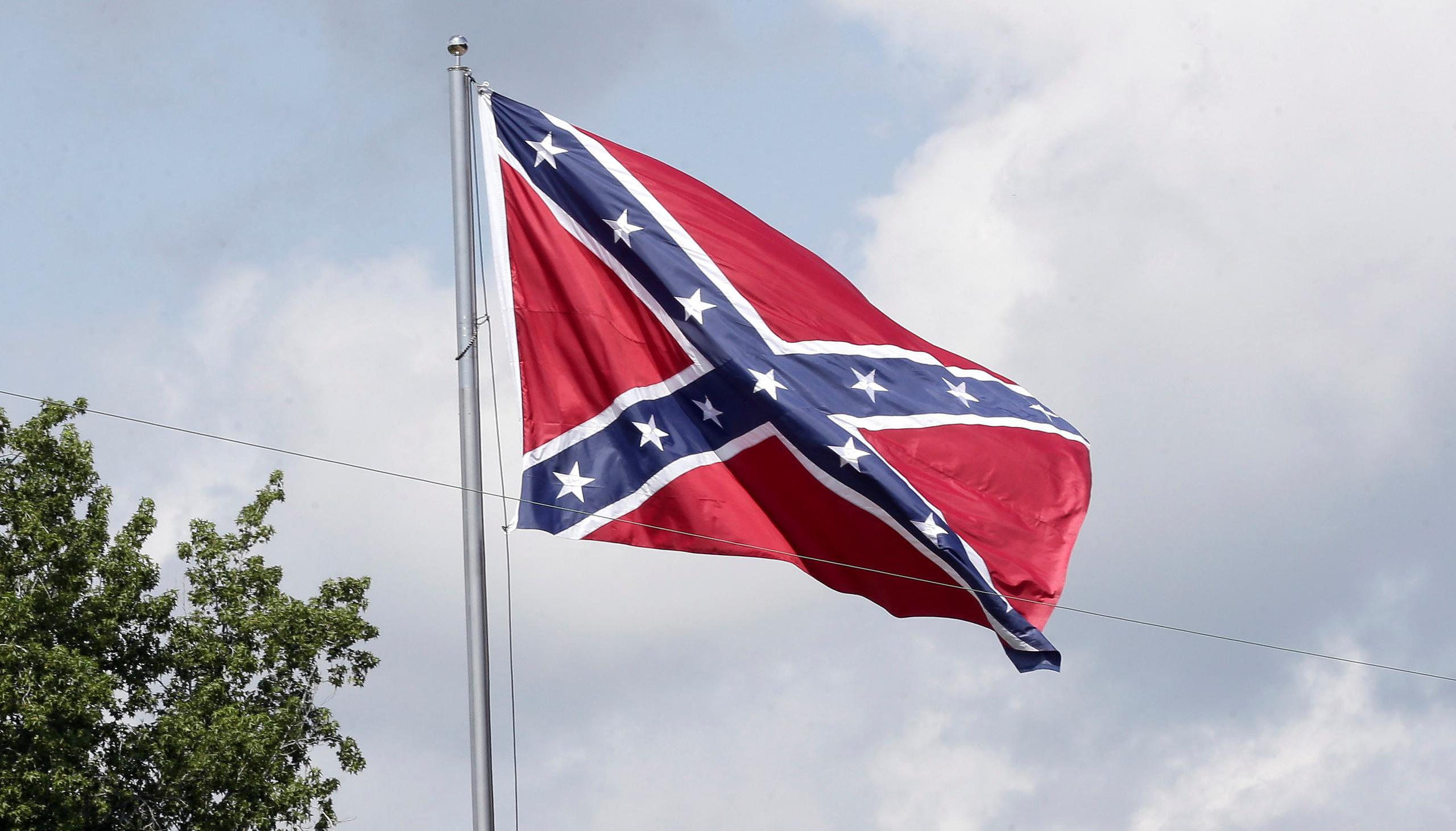 Las banderas y monumentos de la Confederación y los nombres confederados de bases militares se han vuelto un foco de tensiones desde la muerte de George Floyd.