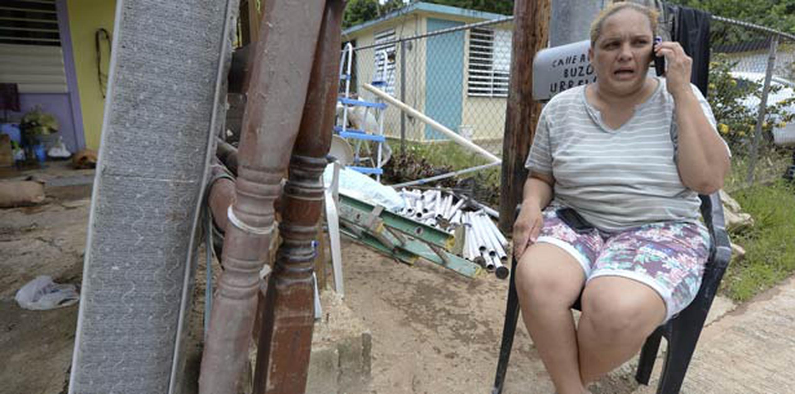 Lissette González se refugió en el techo de su casa ante la crecida del río y dijo que el desalojo fue inmediato. (tony.zayas@gfrmedia.com)