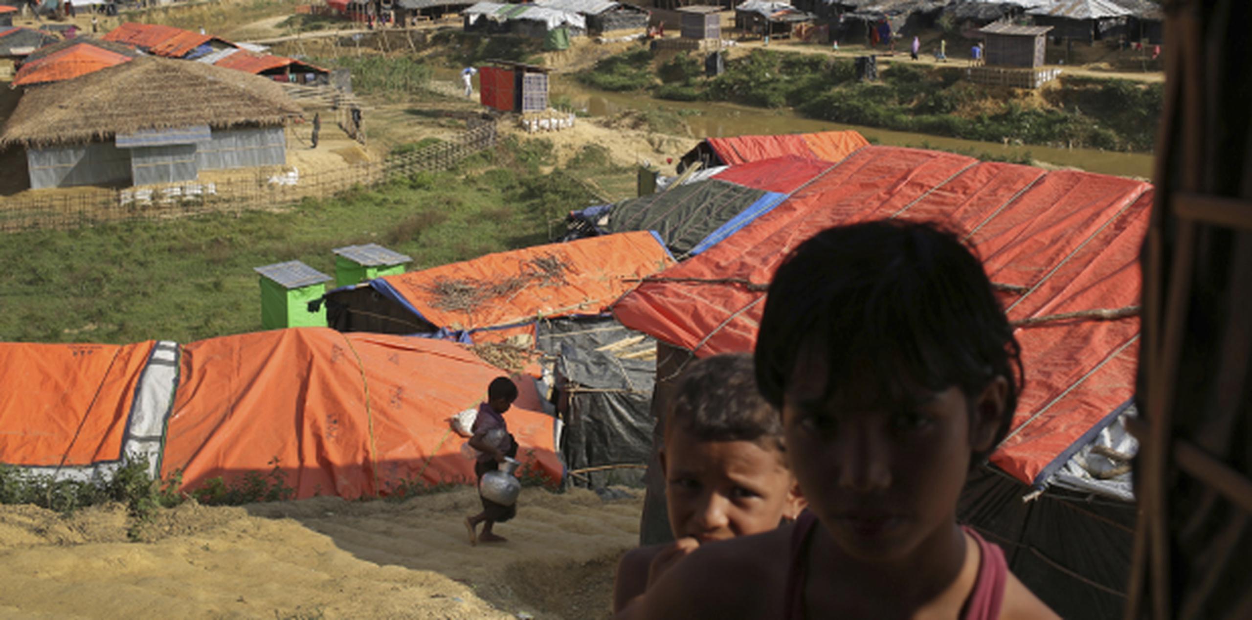 MSF señaló que la cifra incluye al menos 730 víctimas menores de cinco años. En la imagen, niños de esa étnia en un campamento de refugiados. (AP)