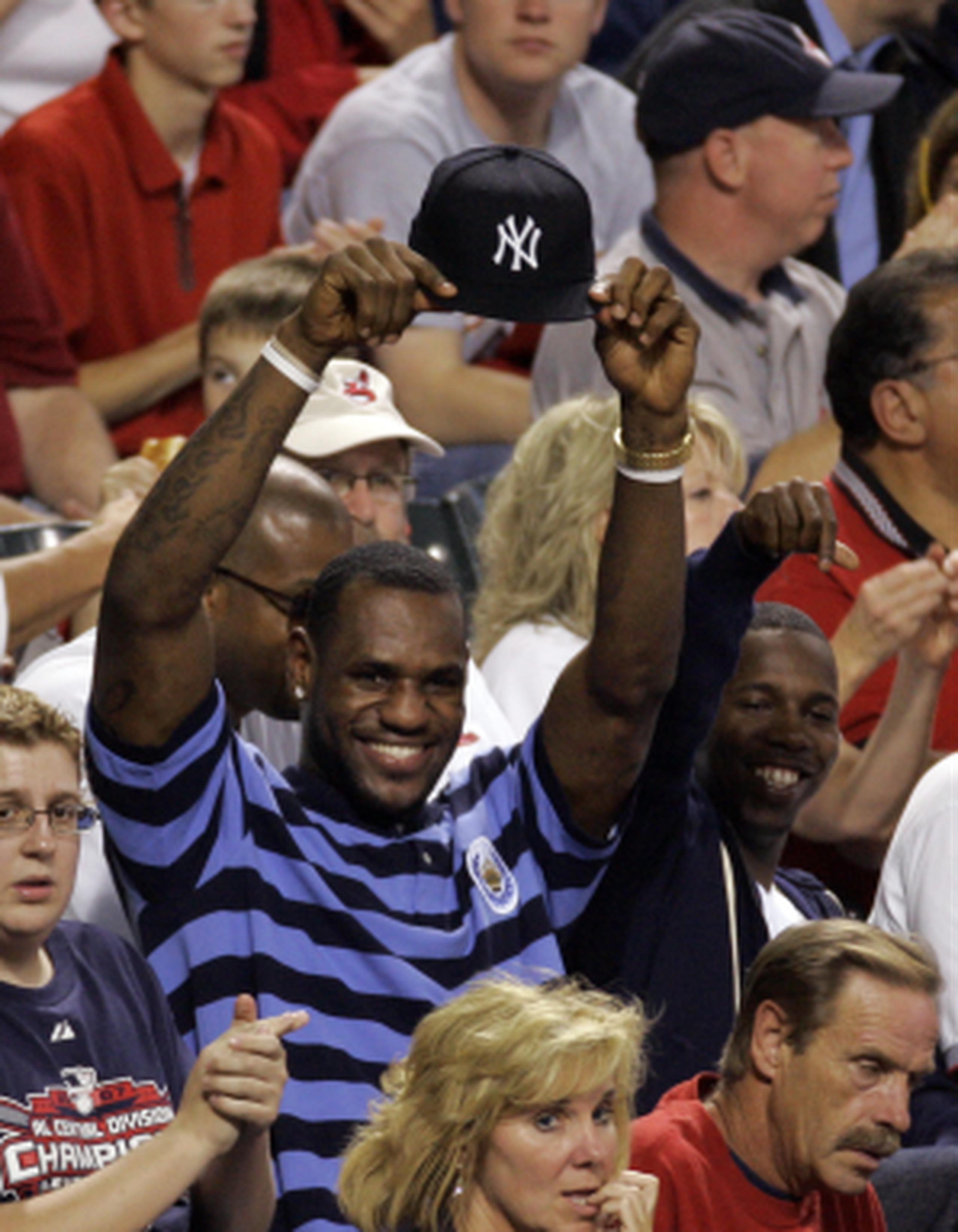 El tres veces campeón de la NBA creció como fanático de los Yankees de Nueva York, y recibió críticas en el 2007 cuando vistió una gorra de ese equipo durante un juego de playoffs en Cleveland. (Prensa Asociada)