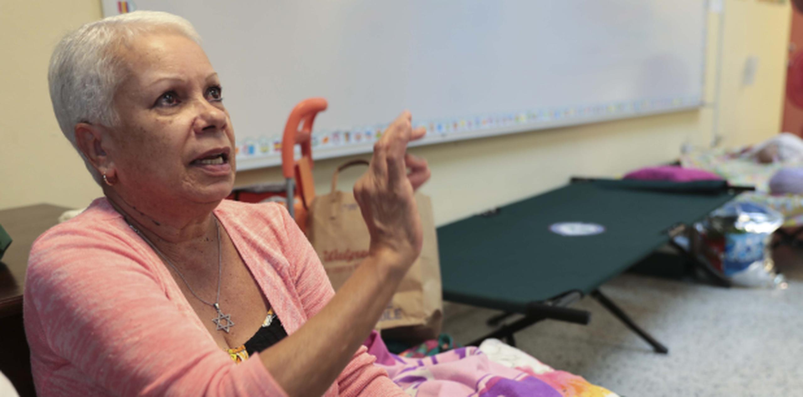 Lucy Crespo, de 67 años, prefirió cobijarse en la Escuela Superior Vocacional, que sirve como refugio para otras 73 personas en el municipio de Comerío.  (PARA GFR MEDIA / WANDA LIZ VEGA)