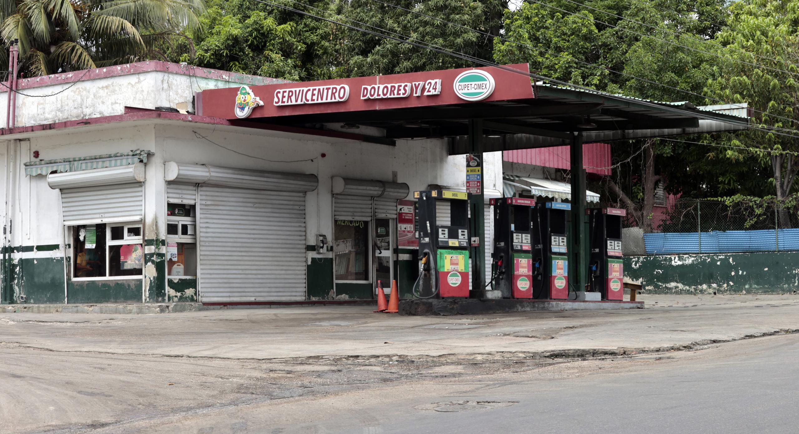 Fotografía de un servicentro de combustible cerrado por falta de combustible, hoy en La Habana, en Cuba. (EFE/Ernesto Mastrascusa)