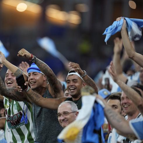 Fanáticos asiáticos de Messi animan a Argentina en Qatar