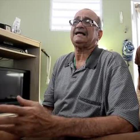 Hombre de 69 años clama por ayuda para su mamá de 97