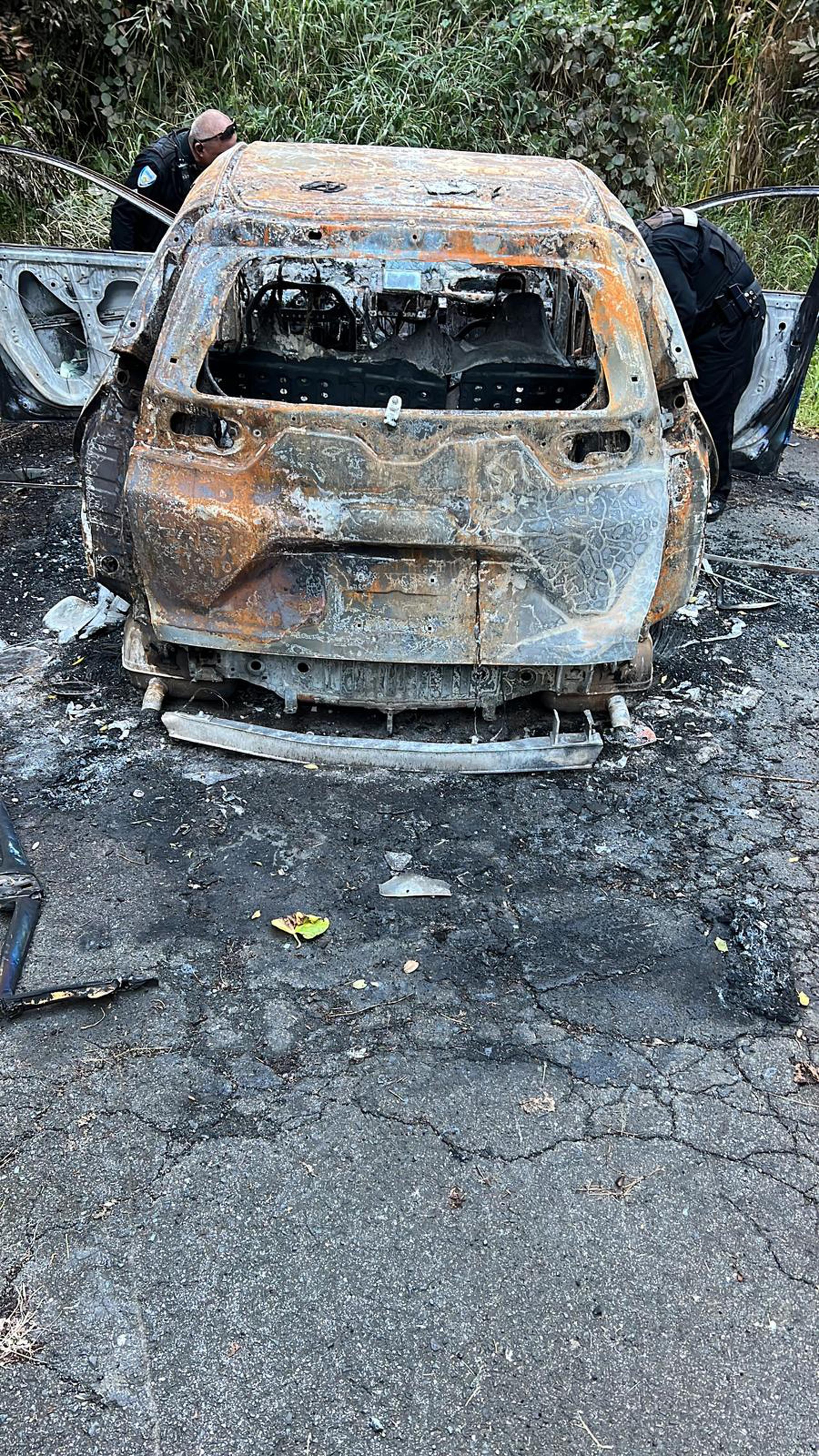 La Policía Municipal de San Juan ocupó un vehículo quemado con la descripción similar al que utilizaron gatilleros para asesinar a un hombre en la Placita de Santurce.