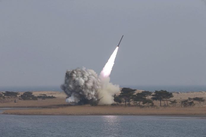 Fotografía de archivo sin fechar facilitada por la agencia de noticias norcoreana KCNA que muestra las pruebas de lanzamiento de un lanzamisiles múltiple de largo calibre.
