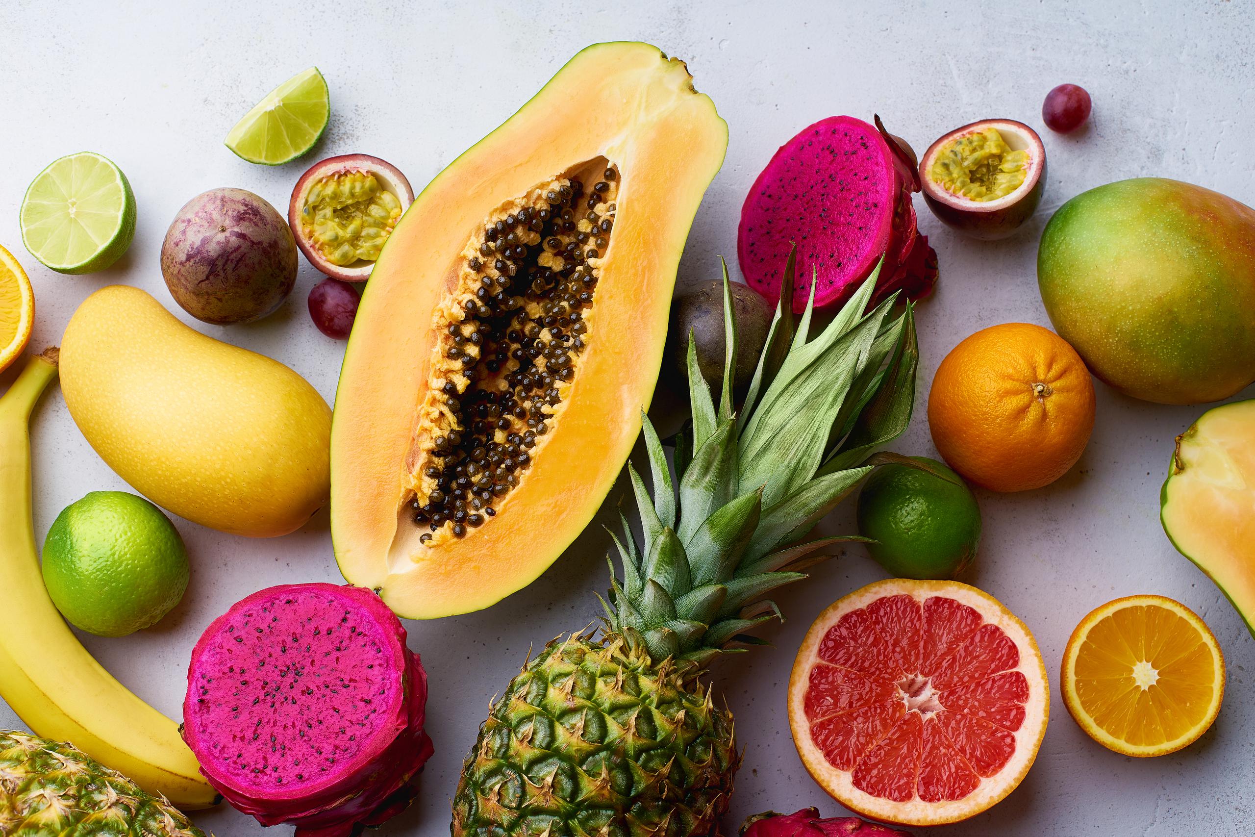 Las frutas son ricas en fibra, reducen los niveles de colesterol, ayudan a evitar los problemas gastrointestinales, rejuveneciendo el sistema digestivo y fomentan la batalla contra la obesidad.