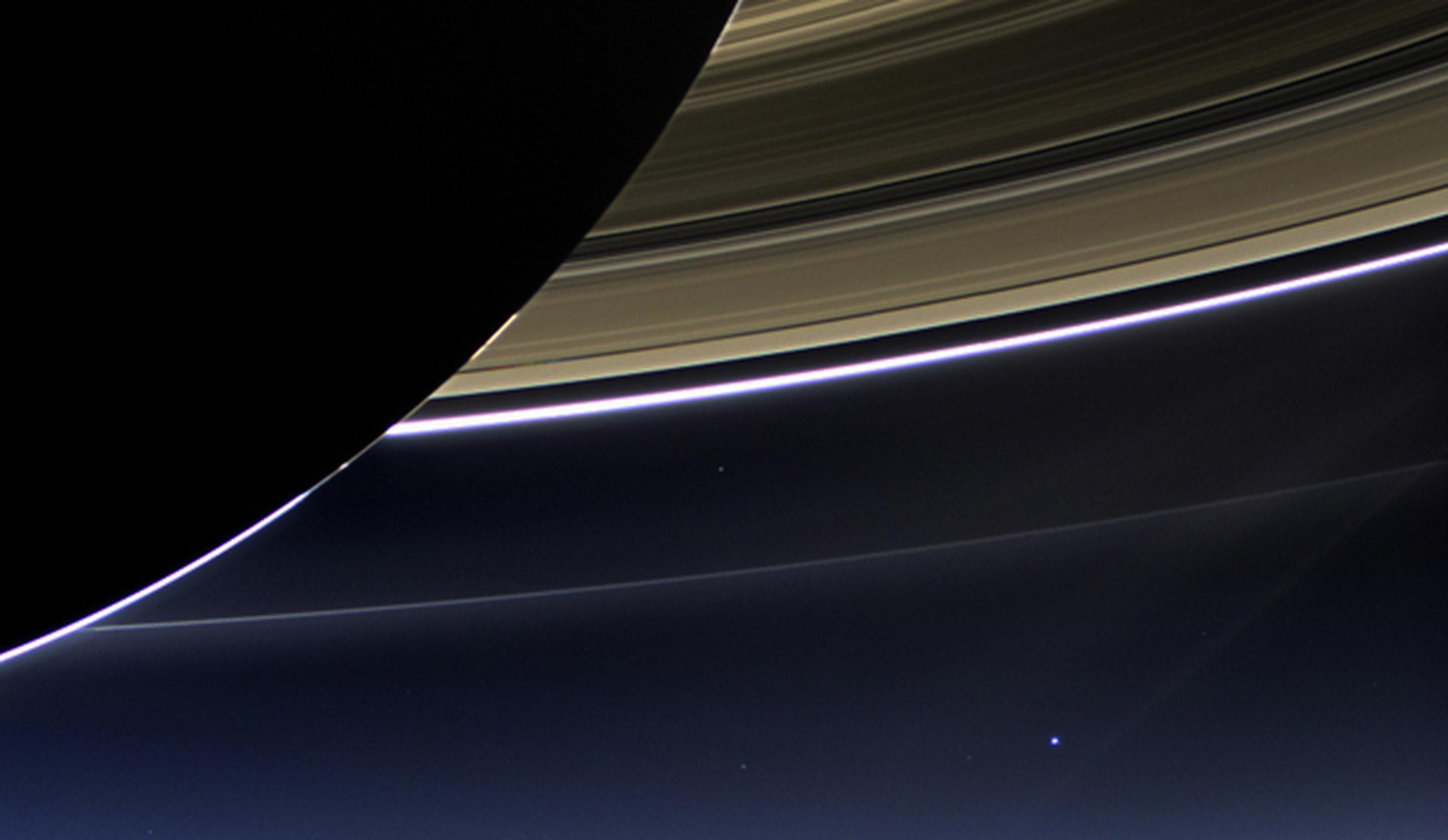 En esta imagen del 19 de julio de 2013, los anillos de Saturno y el planeta Tierra, abajo a la derecha, vistos desde la sonda Cassini. (NASA)