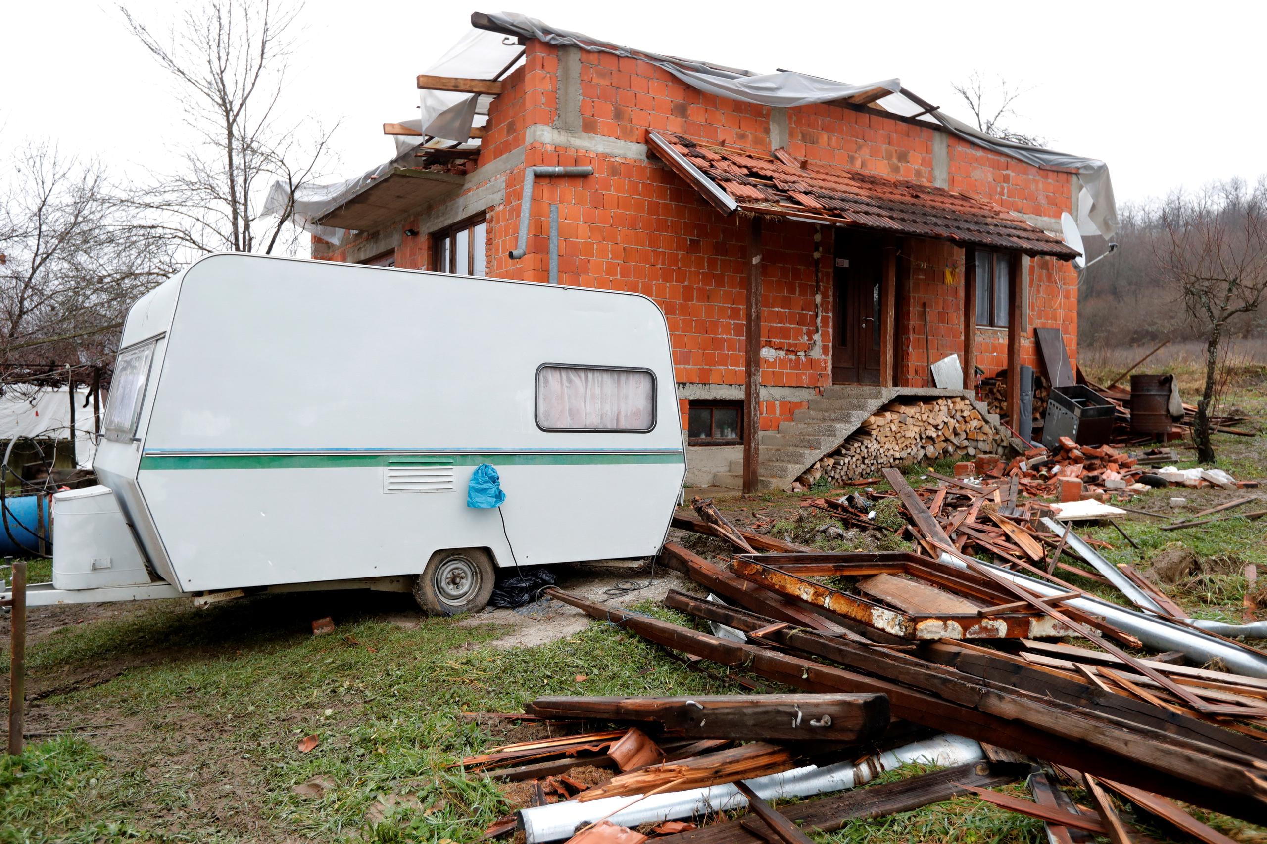 Algunos de los miles de afectados que han perdido sus hogares denunciaron la facilidad con la que se desplomaron los edificios, con materiales deficientes, estructuras y cimientos poco sólidos.