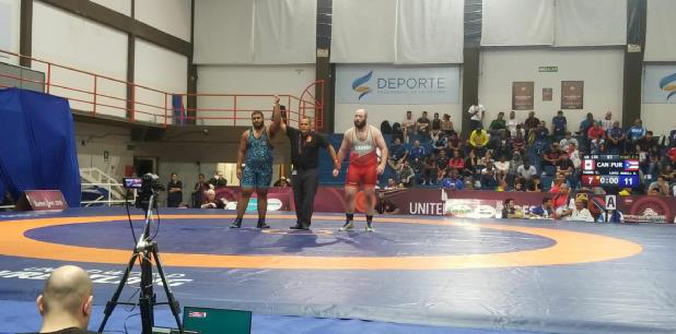 A Edgardo López Morell le levantan la mano de ganador en los 131 kg estilo greco-romano para clasificar a Lima. (Suministrada)