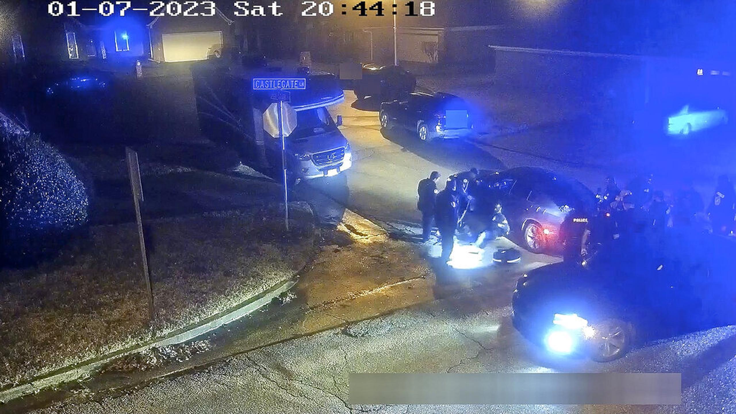 Imagen del video publicado el 27 de enero de 2023 de Tyre Nichols sentado apoyado contra un auto durante un ataque brutal de cinco policías de Memphis el 7 de enero de 2023 en Memphis, Tennessee.