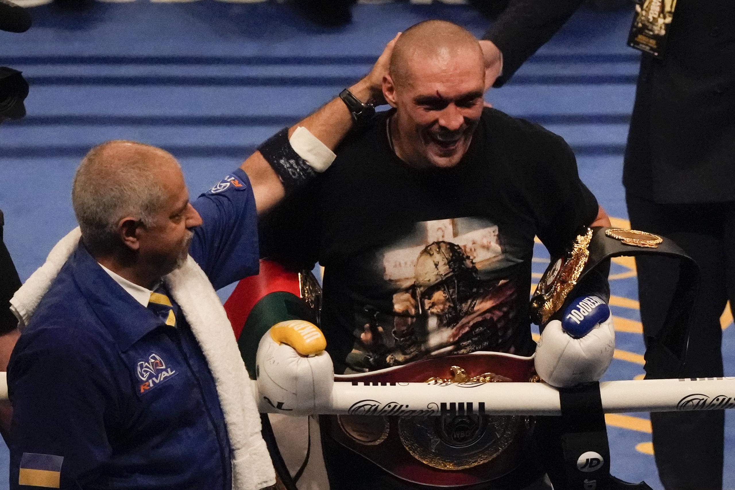 Oleksandr Usyk celebra su victoria por decisión unánime sobre Anthony Joshua.