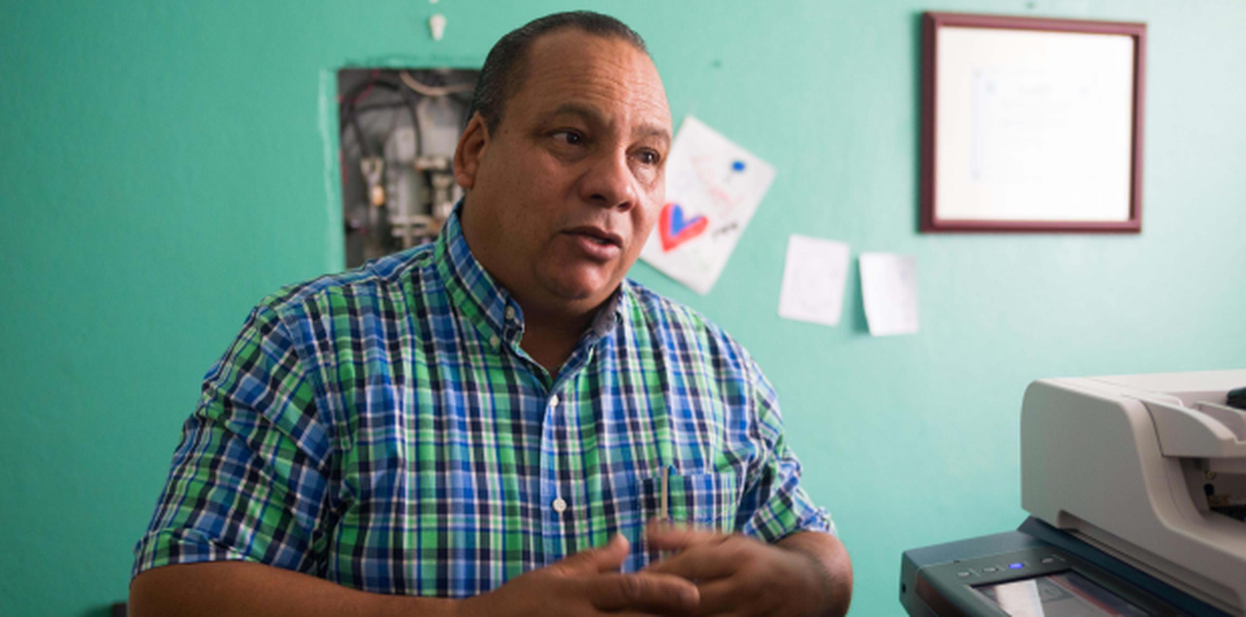 Carlos López, alcalde de Rincón, habla de la participación de la comunidad de estadounidene en el proceso de recuperación del pueblo. (Especial p[ara GFR Media/Juan Luis Valentín)