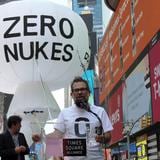 Levantan un “hongo atómico” en Times Square para concienciar sobre el peligro nuclear