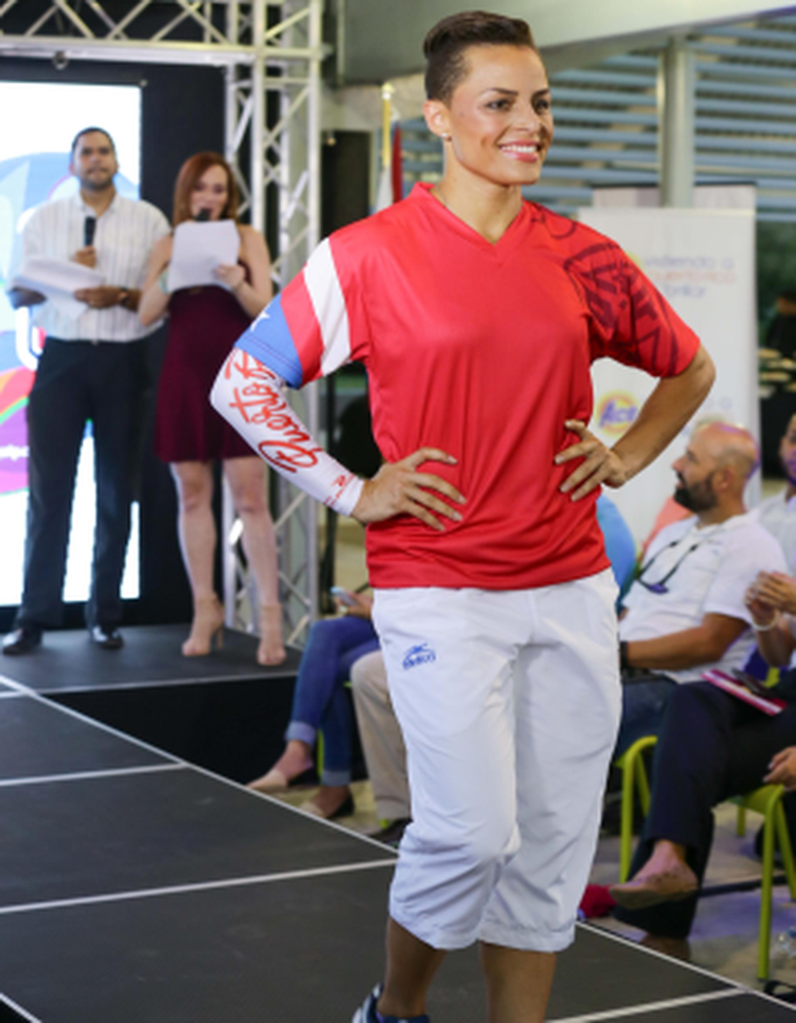 Celiangely Morales sirve de modelo para mostrar los uniformes que llevarán los atletas boricuas a Río 2016, y que fueron donados por ACE. (Suministrada)