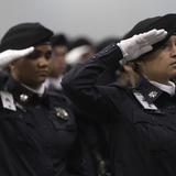Más mujeres se gradúan como oficiales correccionales