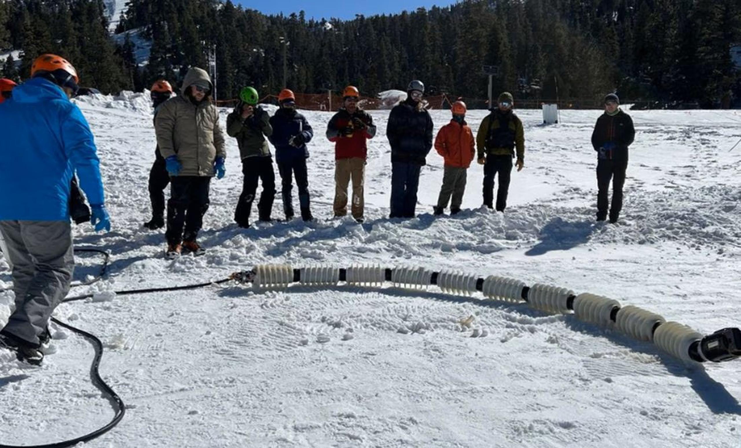 Los miembros del equipo de JPL prueban un robot serpiente llamado EELS en una estación de esquí en las montañas del sur de California en febrero. (NASA/JPL-CALTECH)