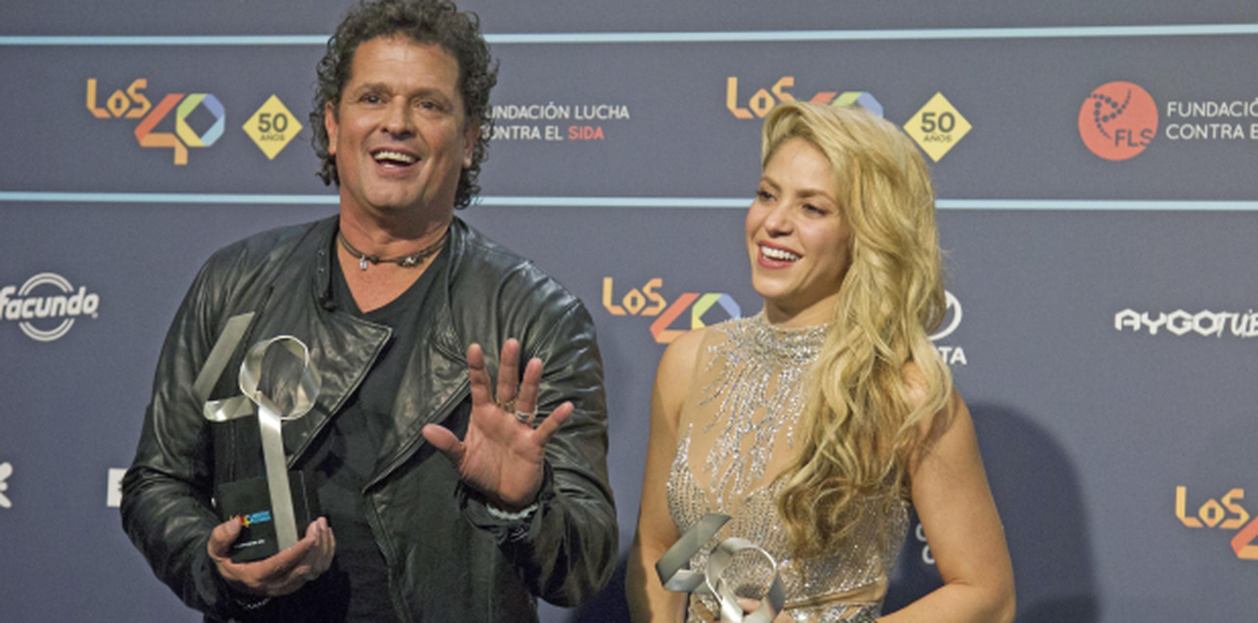 Carlos Vives junto a Shakira. (Agencia EFE)
