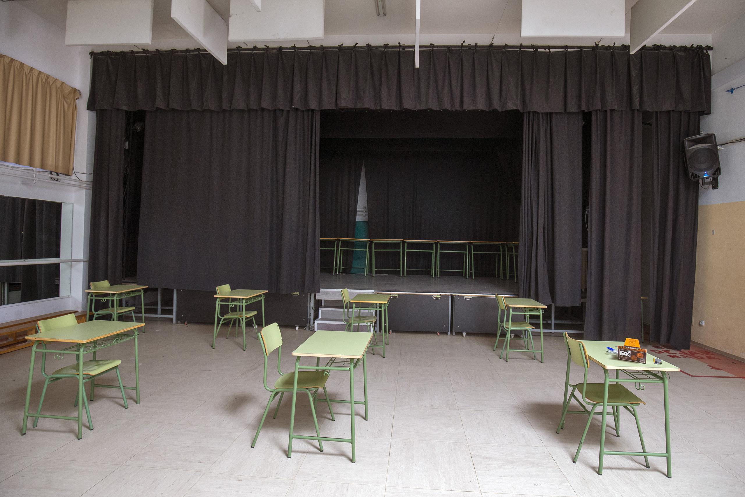Un aula preparada en el gimnasio escolar de la escuela secundaria Rosa Chacel de Colmenar Viejo, en Madrid, España, el viernes 28 de agosto de 2020.