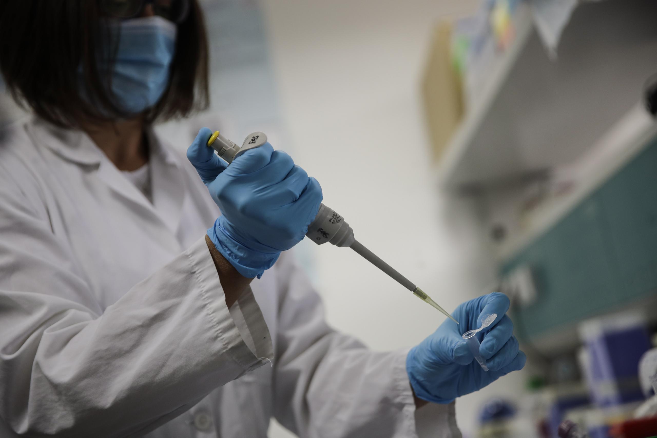 El nuevo test, capaz de detectar genes correspondientes tanto al COVID-19 como a la gripe estacional, es una variante de las pruebas que se hacen en base a muestras sacadas de las fosas nasales y gargantas.