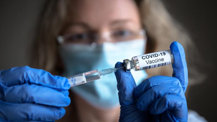 En Estados Unidos, el gobierno está elaborando planes para empezar a ofrecer la vacuna de refuerzo a fines de este mes si coinciden en ello la FDA y los Centros para el Control y la Prevención de Enfermedades (CDC por sus siglas en inglés).