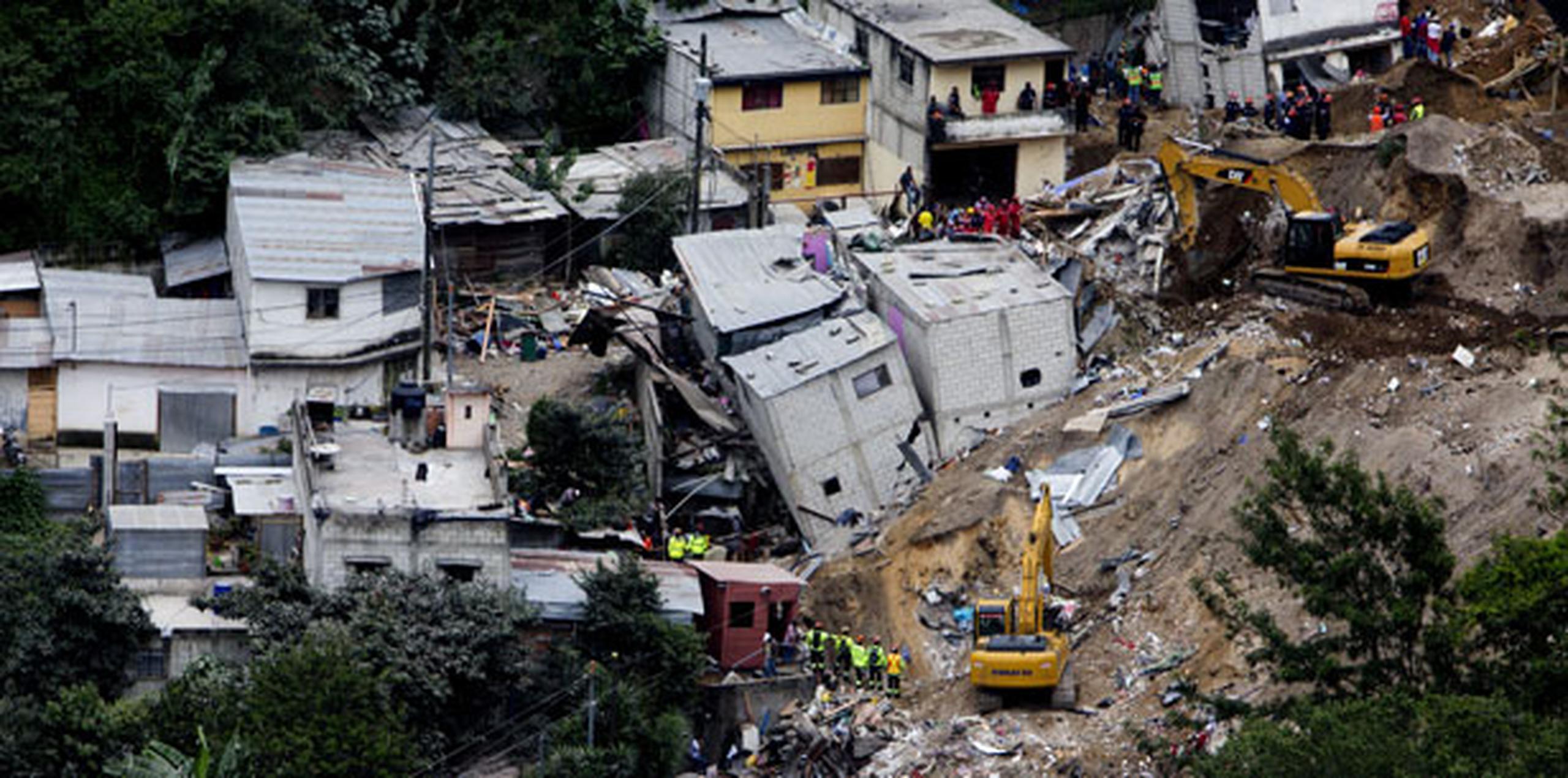 El derrumbe del cerro ocurrió la noche del jueves sobre una parte de la colonia Cambray II del municipio de Santa Catarina Pinula, a unos 15 kilómetros al este de la capital.(EFE/Esteban Biba)