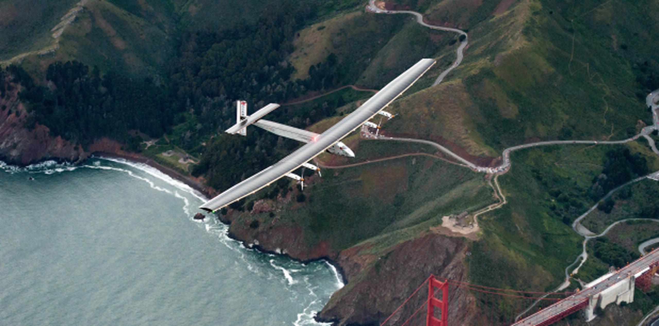 Solar Impulse 2 volando por encima del Golden Gate Bridge en San Francisco, California. (AP Photo/Noah Berger)