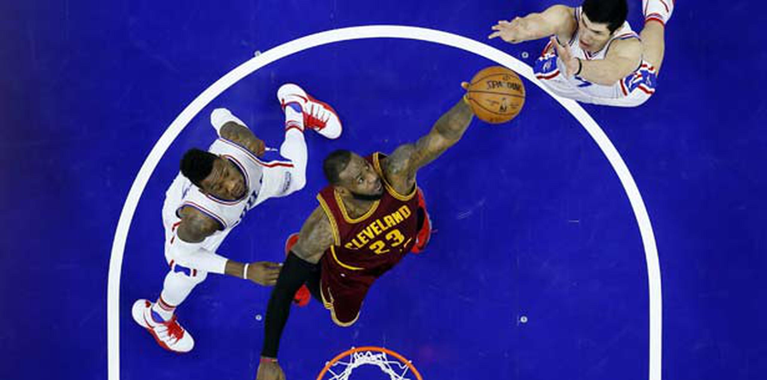 LeBron James agregó un triple doble con 26 tantos, 10 rebotes y 13 asistencias. (AP/Matt Slocum)