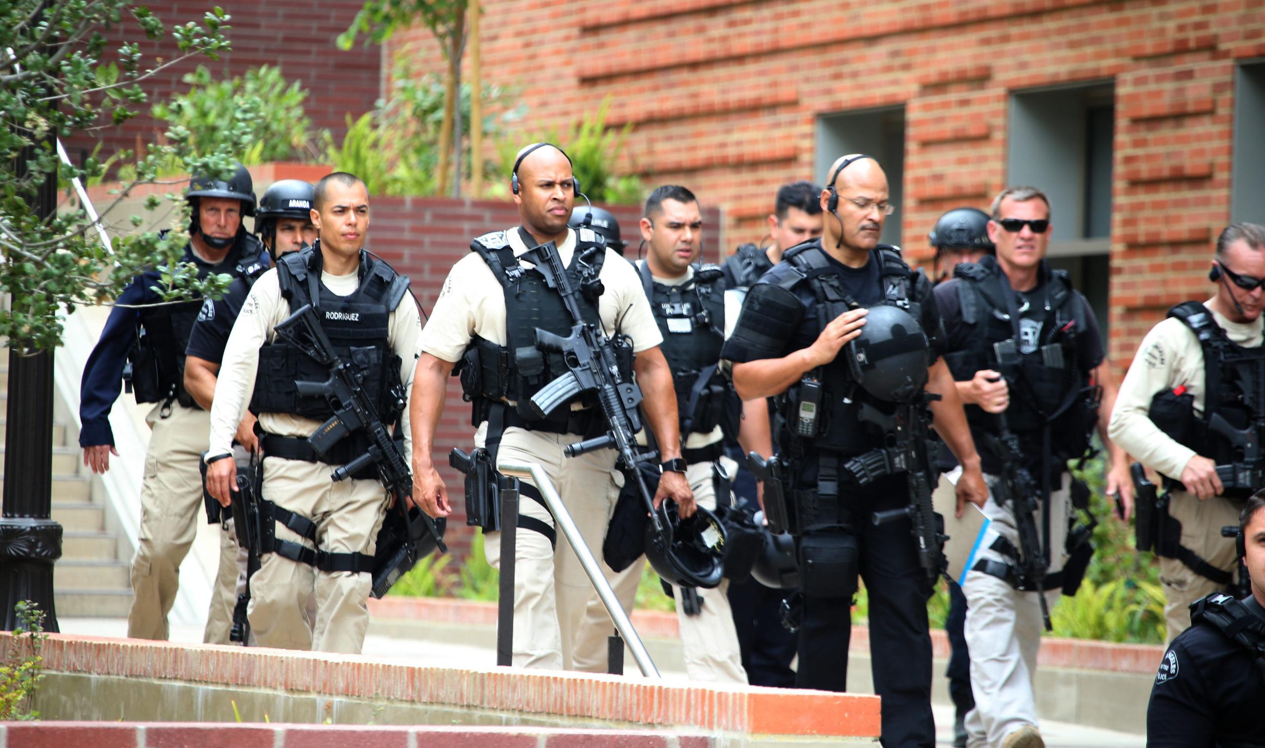 La policía resguarda la seguridad en el campus tras tiroteo.