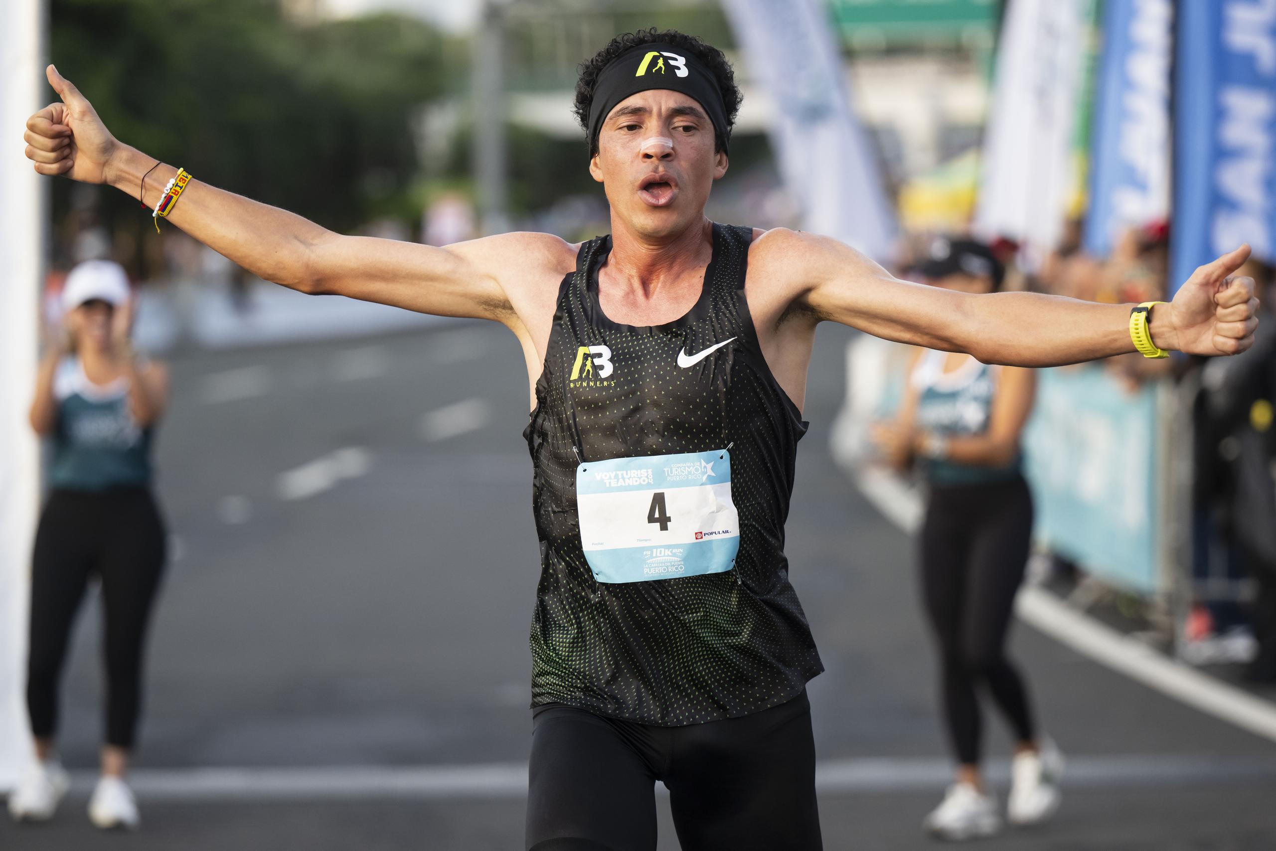 Álvaro Abreu pasa la meta victorioso en esta mañana del Puerto Rico 10K Run sobre el puente Teodoro Moscoso.