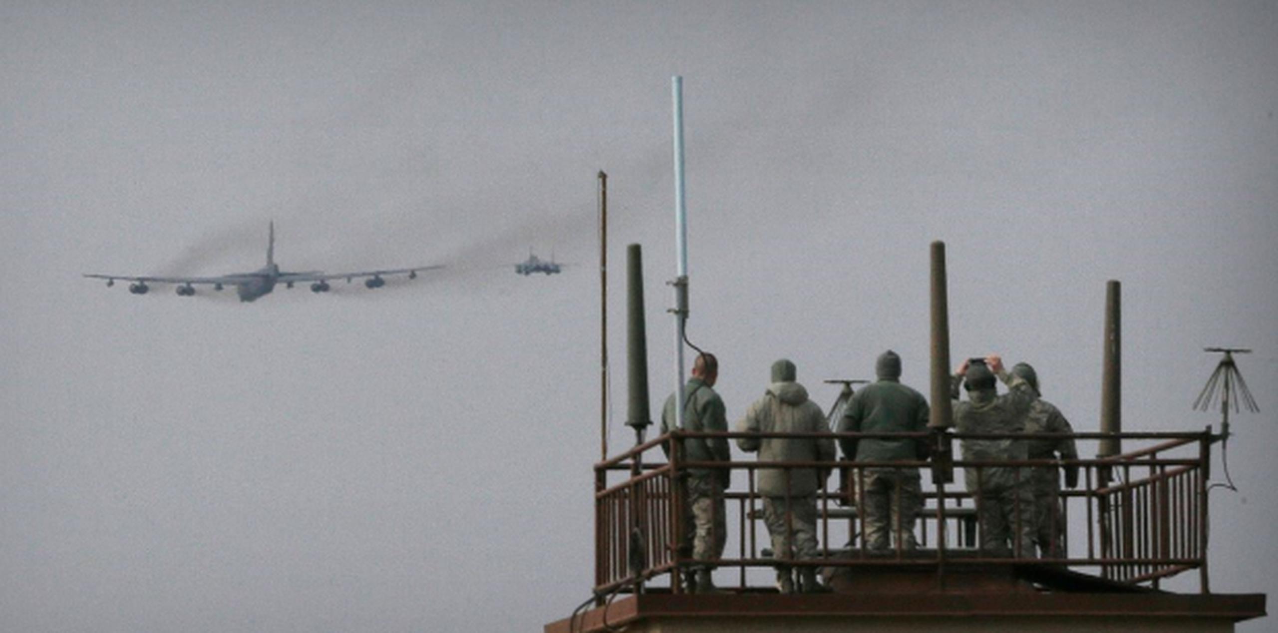 El enorme avión militar fue visto en la base aérea de Osan, cerca de Seúl. (AP)