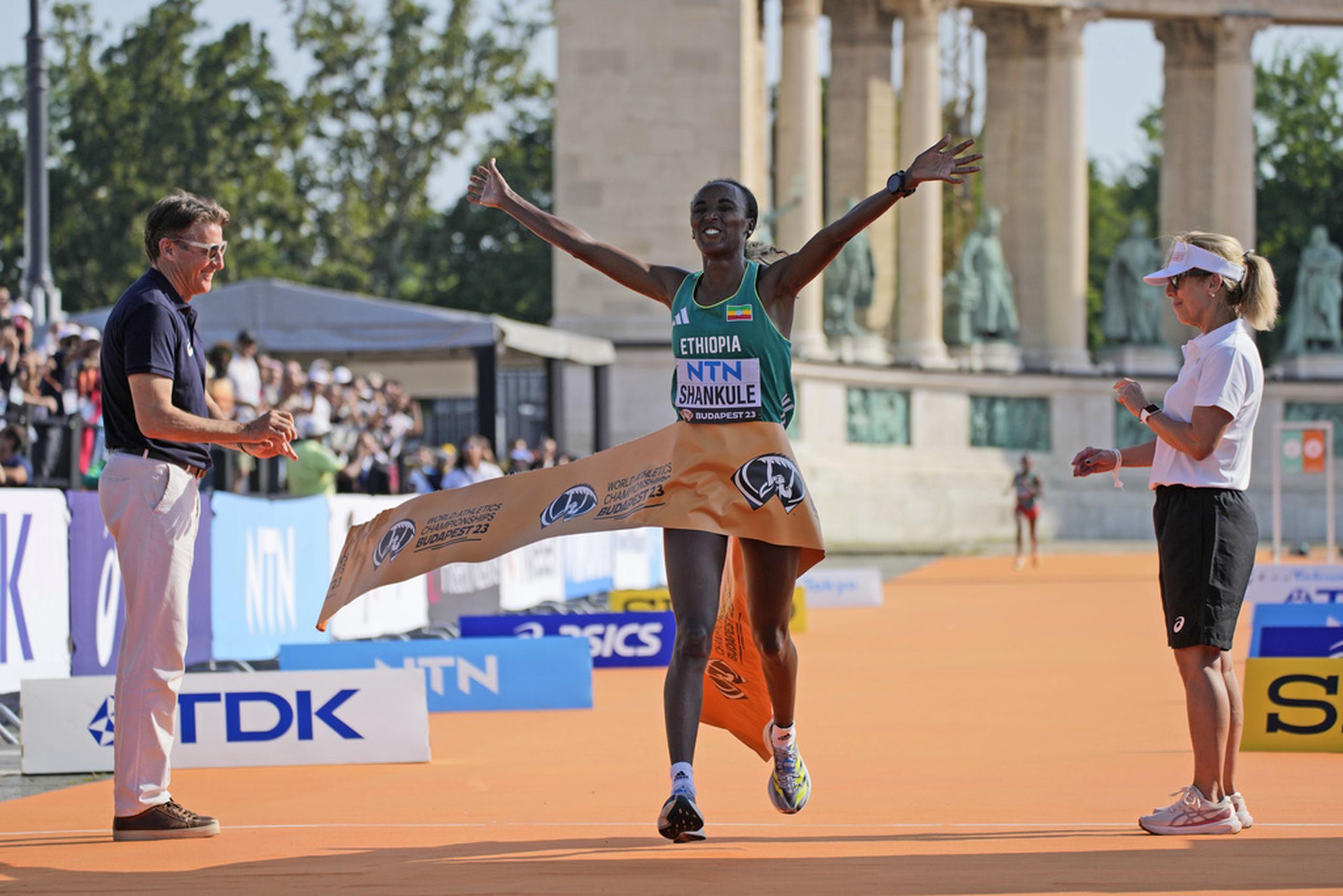 Amane Beriso Shankule reacciona al cruzar la meta para ganar la prueba de maratón en el Campeonato Mundial en Budapest.